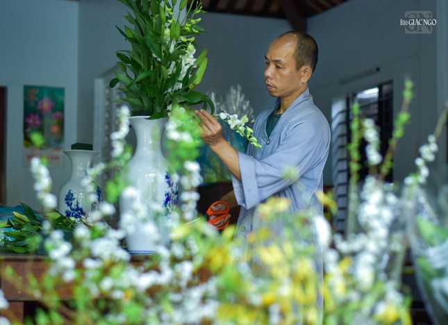 Công việc được thực hiện một cách thầm lặng, không ồn ào náo nhiệt Công việc được thực hiện một cách thầm lặng, không ồn ào náo nhiệt