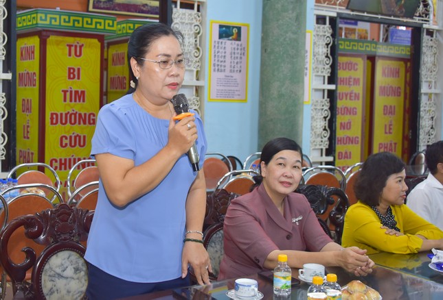 Bà Nguyễn Thị Kim Thúy gửi lời chúc mừng Phật đản đến Ban Trị sự Phật giáo Q.1