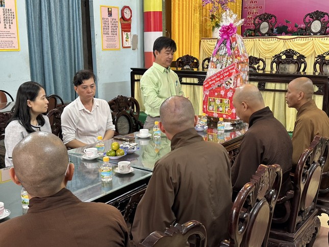 Ông Nguyễn Văn Lượng, Phó ban Tôn giáo TP.HCM thăm ban Trị sự nhân mùa Phật đản