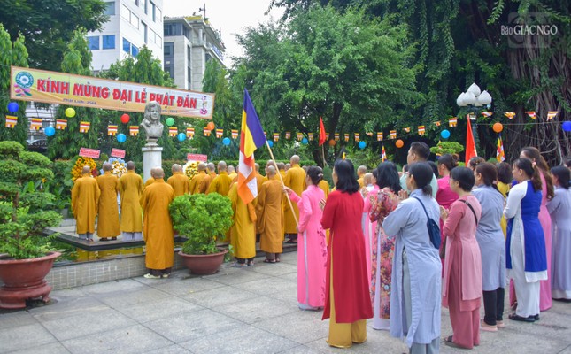 Thắp hương tại tượng đài Quách Thị Trang