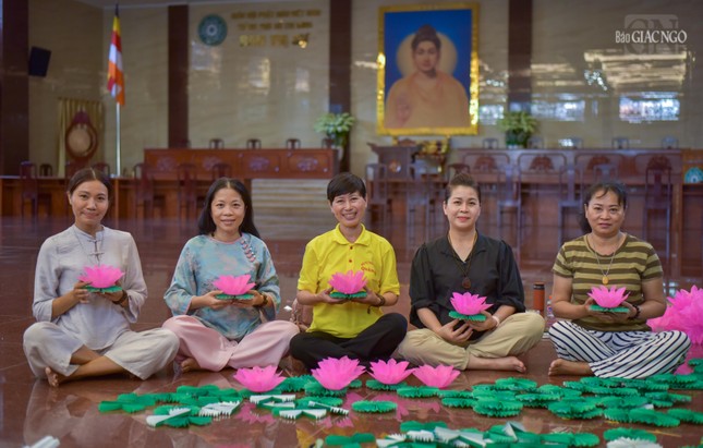 Những đóa hoa sen mang theo bao tâm nguyện của những người con hiếu thảo gửi đến cha mẹ quá vãng của mình nhân mùa Vu lan