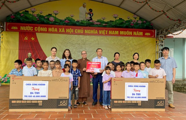 Trao tặng ti-vi đến đại diện nhà trường