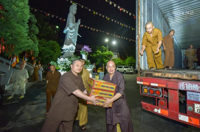 Phải đến hơn 2 giờ sáng, công việc mới hoàn thành, chuyến hàng đầu tiên của Phật giáo TP.HCM lăn bánh khởi hành mang yêu thương của Tăng Ni, Phật tử đến với người dân bị ảnh hưởng bão số 3 tại các tỉnh phía Bắc