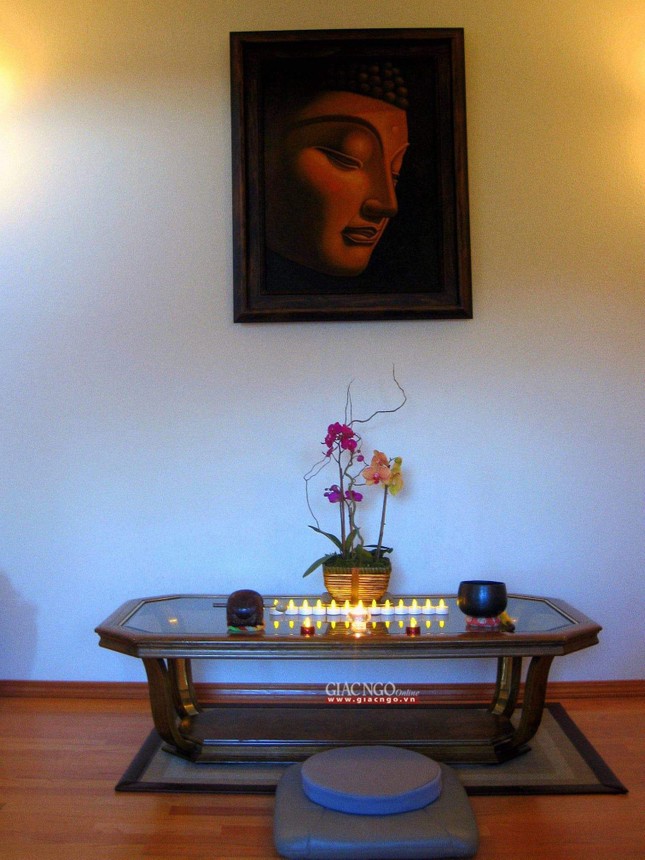 Đêm nay, đêm Phật Thành đạo, như những năm trước, Huy ra căn phòng thiền nơi anh có bức tranh sơn dầu Phật Thích Ca rất từ ái viên dung, nhẹ nhàng anh thắp những cây nến trên chiếc bàn có giỏ hoa lan. Trong ánh sáng lung linh kỳ ảo, Huy ngồi trên chiếc tọa cụ, thở thật nhẹ thật sâu, nhìn bức tranh Phật đang mỉm cười, anh cảm được niềm an lạc vô biên...