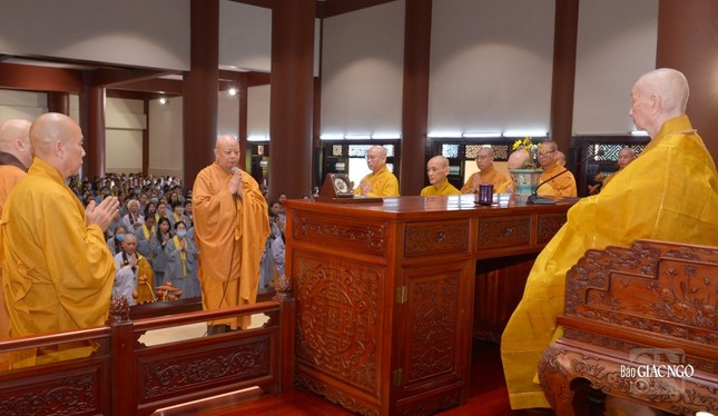 Hòa thượng Thích Lệ Trang đại diện Tăng Ni và Phật tử khánh tuế Đại lão Hòa thượng Thích Trí Quảng