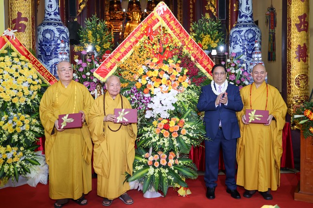 Thủ tướng Phạm Minh Chính tặng hoa chúc mừng Đại lễ Phật đản