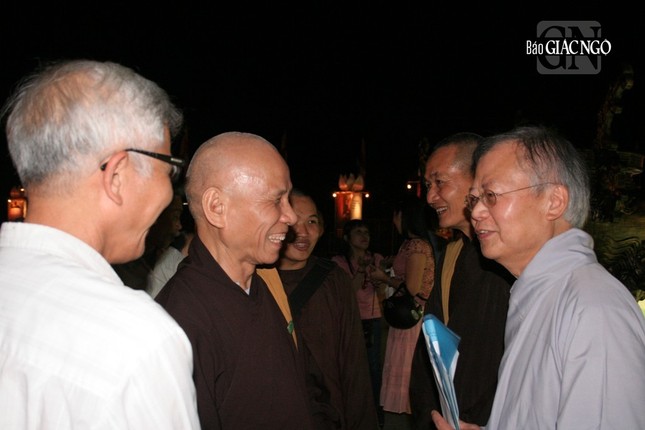 Professor Cao Huy Thuan mit Mönchen in Hue während der Geburtstagszeremonie Buddhas im Jahr 2008 – Foto: Hoang Do