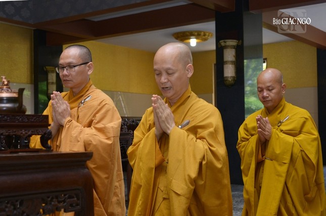 Thượng tọa Thích Tâm Hạnh bày tỏ niềm xúc động trước sự quan tâm và giáo giới của Đức Pháp chủ dành cho Tăng Ni Thiền phái Trúc Lâm