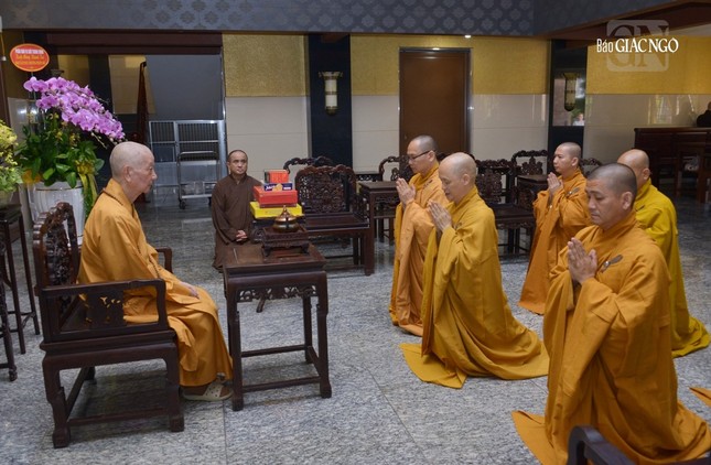 Phái đoàn chư Tăng đại diện Ban Quản trị Thiền phái Trúc Lâm đảnh lễ khánh tuế Đức Pháp chủ GHPGVN