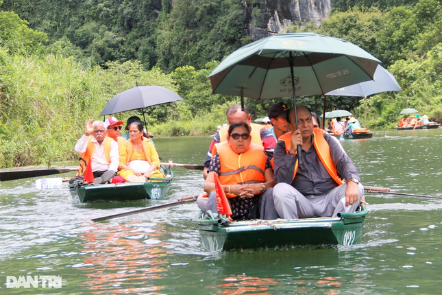 Đoàn khách Ấn Độ tới thăm di sản Tràng An, Ninh Bình - Ảnh: Thái Bá