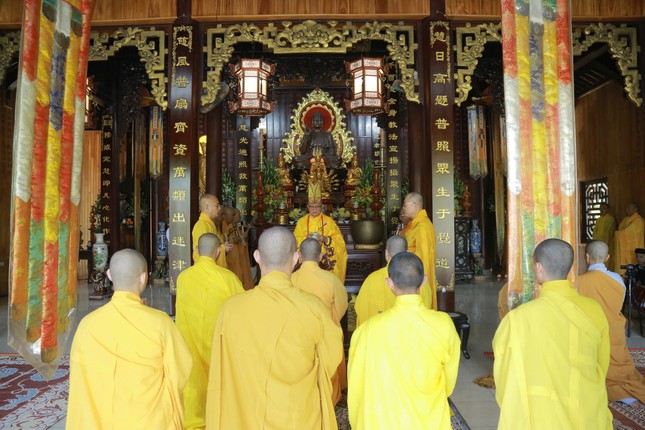 Nghi lễ tại chánh điện tổ đình Kim Tiên