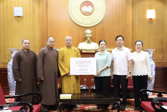 Trưởng lão Hoà thượng Thích Thanh Nhiễu đại lao Đức Pháp chủ GHPGVN trao ủng hộ đồng bào vùng lũ