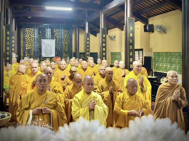 Chư tôn đức thắp hương tưởng niệm 11 năm ngày Hòa thượng Thích Nhật Quang viên tịch