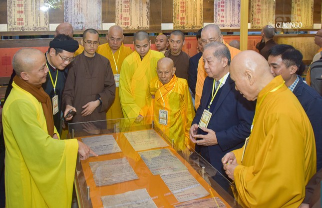 Thượng tọa Thích Không Nhiên, Phó Viện trưởng Học viện Phật giáo VN tại Huế, Phó ban Tổ chức Hội thảo giới thiệu về các tư liệu được trưng bày tại triển lãm