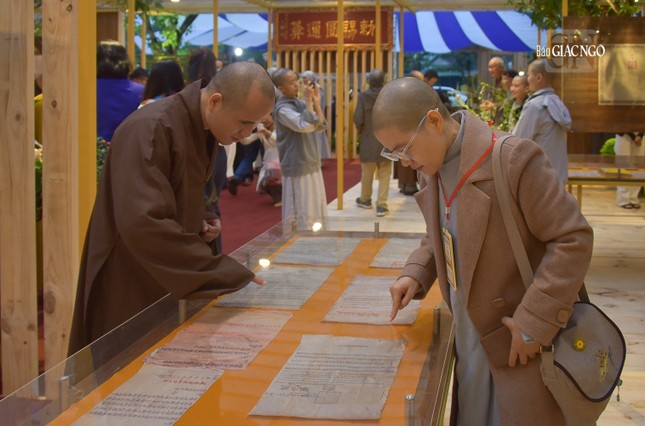 Triển lãm ngay từ ngày khai mạc đã thu hút rất đông Tăng Ni, Phật tử và học giới quan tâm