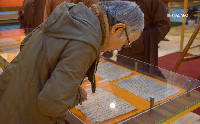 Triển lãm giới thiệu một số châu bản có niên đại từ thời các chúa Nguyễn được lưu giữ trong các chùa chiền thuộc Thiền phái Liễu Quán