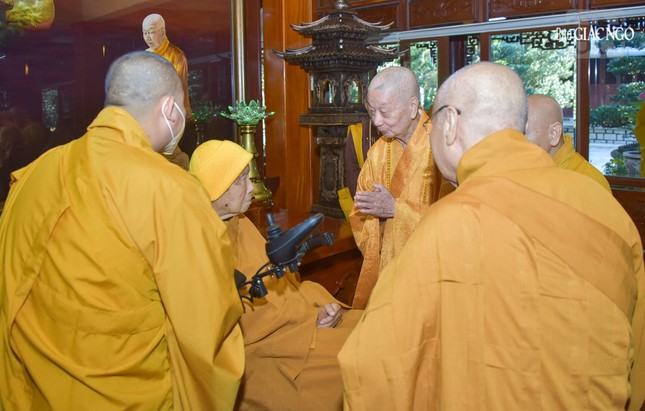 Đức Pháp chủ cùng chư vị Trưởng lão vấn an sức khỏe của Thiền sư Thích Thanh Từ trước thềm Xuân mới