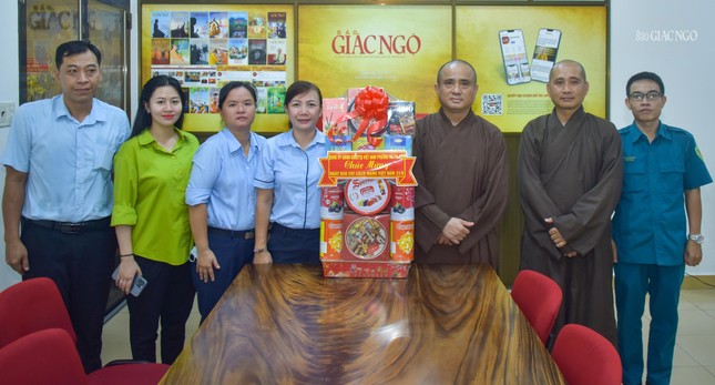Đại diện Đảng ủy - MTTQVN phường Võ Thị Sáu thăm, chúc mừng Báo Giác Ngộ
