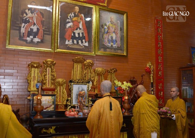 Đức Pháp chủ dâng hương tại Tổ đường tổ đình Linh Nguyên