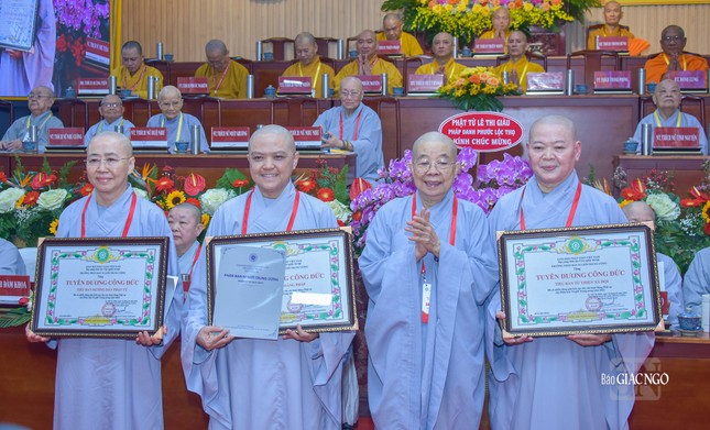 Phân ban Ni giới T.Ư tặng Bằng tuyên dương công đức đến 3 tiểu ban trực thuộc: Hoằng pháp, Hướng dẫn Phật tử, Từ thiện xã hội