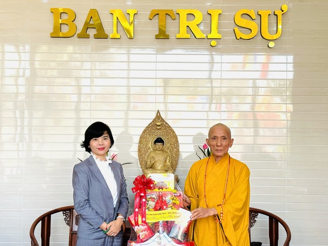 Bà Nguyễn Lê Hà trao quà chúc mừng Tết đến Hòa thượng Thích Huệ Trí