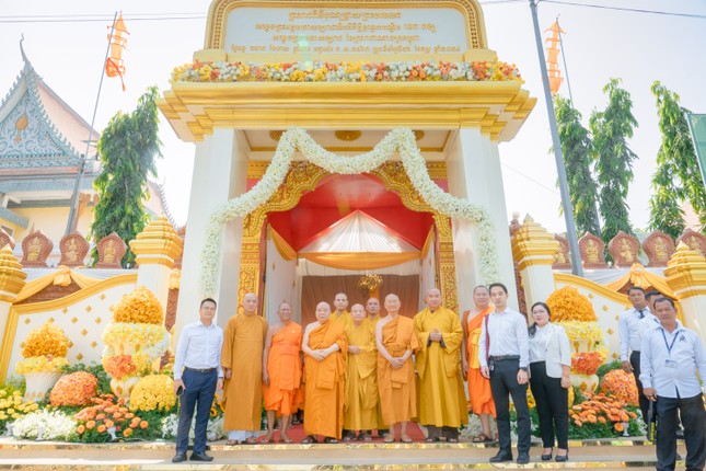 Phái đoàn lãnh đạo GHPGVN trước chùa Ounalom (Phnôm Pênh) - nơi tôn trí kim quan Đại lão Hòa thượng Tep Vong