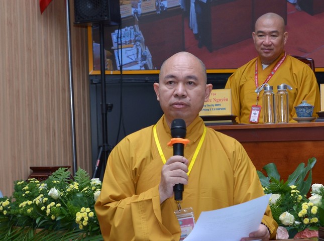 Thượng tọa Thích Đức Thiện, đại diện Ban Thư ký Hội đồng Trị sự trình 9 chương trình hoạt động Phật sự trọng tâm