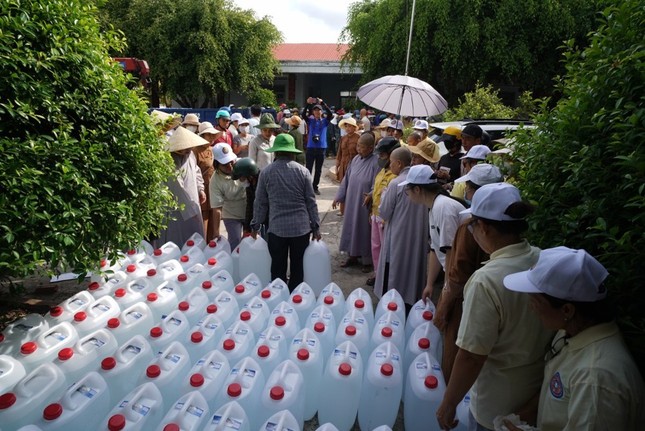 Phân ban Ni giới T.Ư trao nước ngọt đến bà con TX.Gò Công Đông