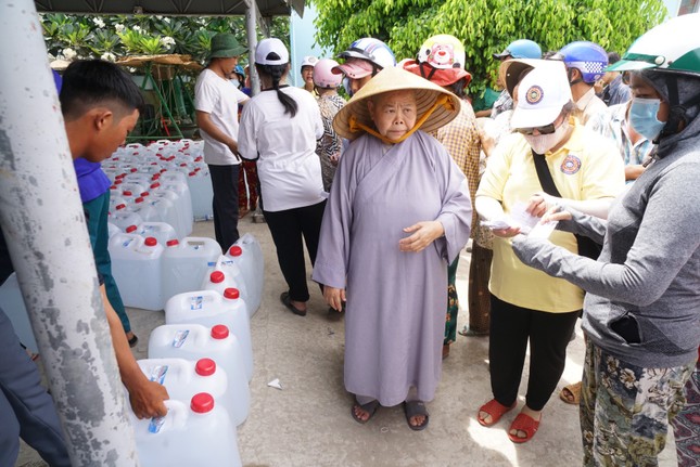 Ni trưởng Thích nữ Tịnh Nghiêm làm trưởng đoàn thăm và tặng nước ngọt đến bà con vùng nhiễm mặn TX.Gò Công Đông