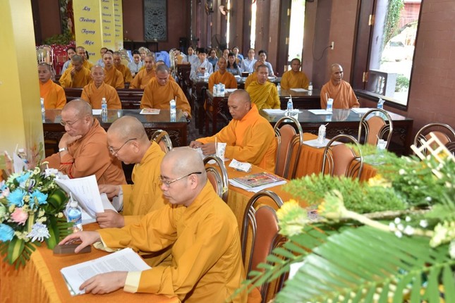 Chư tôn đức Tăng Ni, Phật tử tham dự tọa đàm