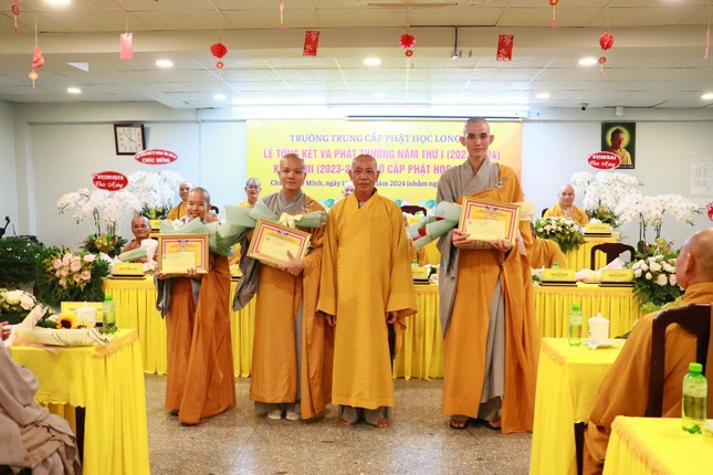 Tuyên dương tinh thần học tập tốt của các Tăng Ni sinh