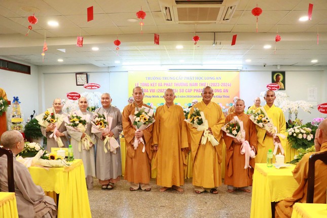Hòa thượng Hiệu trưởng trao hoa tri ân chư giáo thọ