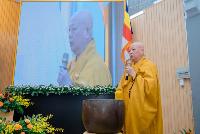 Hòa thượng Thích Lệ Trang xướng lễ cúng dường