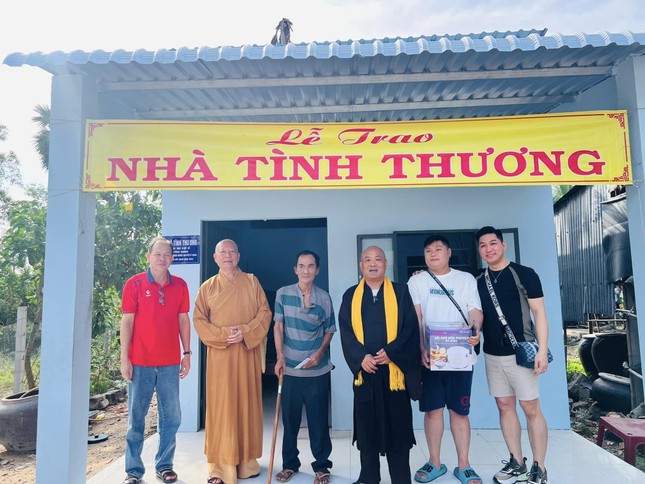 Bàn gia nhà tình thương đến gia đình khó khăn tại TP.Châu Đốc - Ảnh: TQ