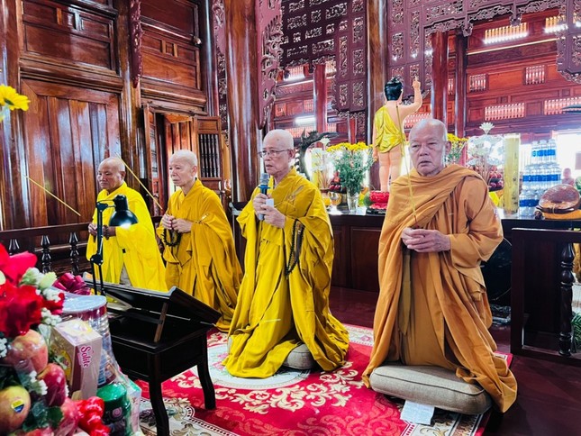 Chư tôn giáo phẩm niêm hương bạch Phật tại chánh điện