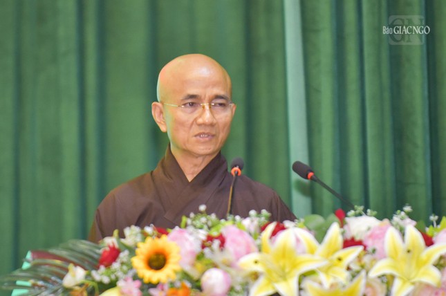Thượng tọa Thích Thiện Quý trình bày tham luận tại hội nghị