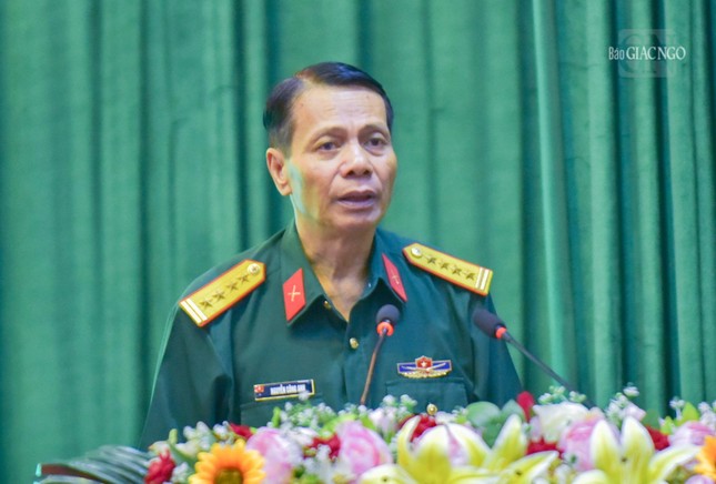 Đại tá Nguyễn Công Anh trình bày các chương trình, nhiệm vụ năm 2024