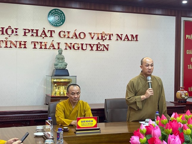 Đại đức Thích Chúc Tiếp phát biểu tại buổi họp