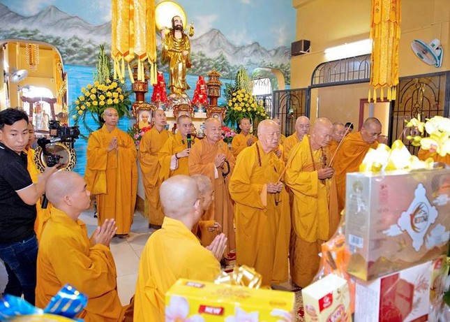Chư tôn đức dâng hương tưởng niệm húy nhật cố Hòa thượng Thích Thiện Hải