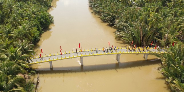 Cây cầu Tường Nguyên 500 nằm trên sông Mỏ Cày nối liền xã Định Thuỷ và TT.Mỏ Cày Nam