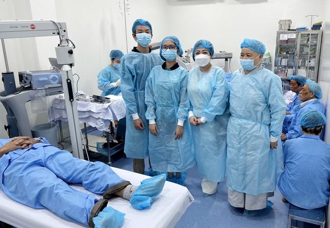 Thành viên Quỹ Từ thiện Khoa Thủy khảo sát tại phòng mổ