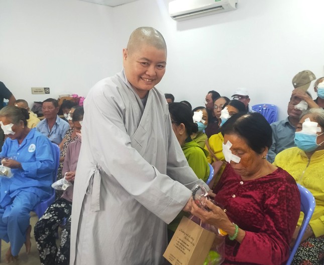 Sư cô Thích nữ Như Học, Trưởng ban Từ thiện xã hội GHPGVN H.Tánh Linh trao quà đến bệnh nhân sau phẫu thuật