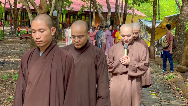 Chư tôn đức hướng dẫn thiền hành