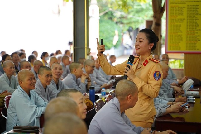 Đại úy Nguyễn Thị Hồng Nhung chia sẻ đến hành giả an cư về tình hình trật tự an toàn giao thông