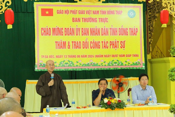 Hòa thượng Thích Chơn Minh trao đổi các ý kiến cùng lãnh đạo các cơ quan