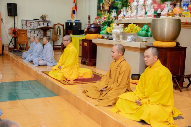 Chư tôn đức Tăng Ni trong huyện hướng dẫn Phật tử thực tập thiền tọa