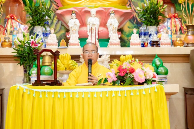 Đại đức Thích Quảng Tráng truyền giới cho Phật tử thọ Bát Quan trai
