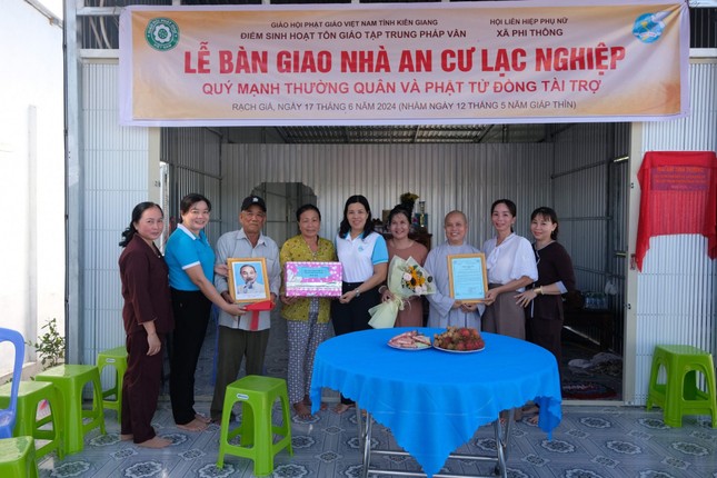Bàn giao nhà An cư lạc nghiệp đến hộ nghèo
