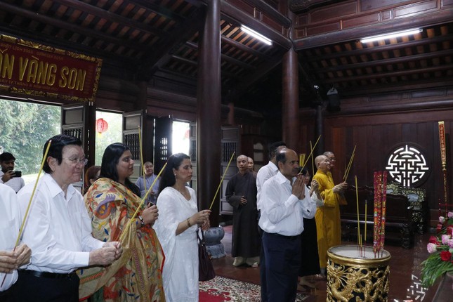Phái đoàn dâng hương Tam bảo tại chánh điện chùa Pháp Minh