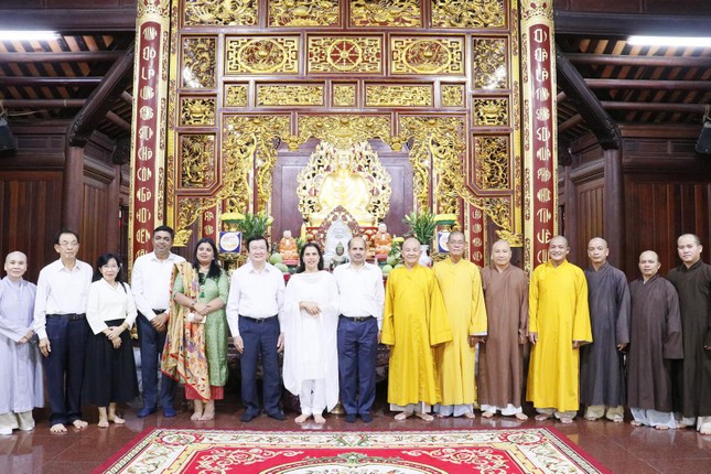 Phái đoàn chụp ảnh lưu niệm tại chánh điện chùa Pháp Minh